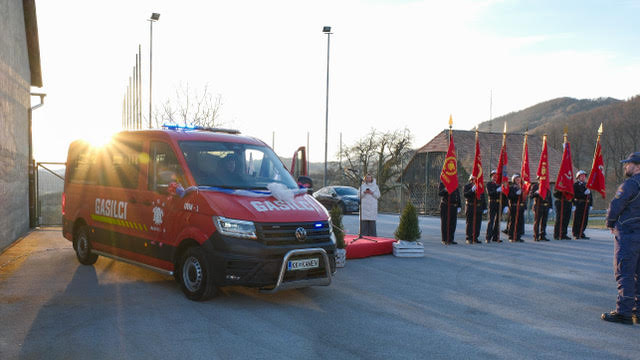 Slavnostni prevzem novega gasilskega vozila in občni zbor PGD Mali Kamen