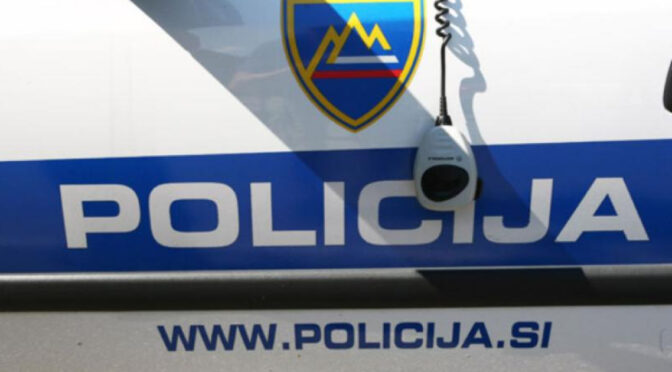 Na Obrežju Audi Q5, 29-letnik bo plačal globo