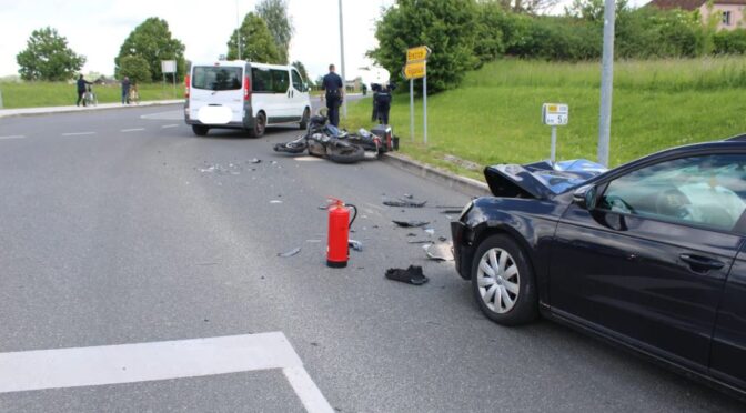Prometna nesreča v Dobovi, eno osebo odpeljali (FOTO)