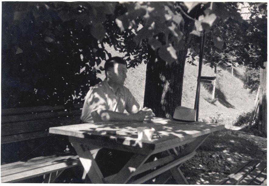 Kljub negotovosti in strahu pred represalijami s strani režima se je zaradi domotožja, prepričanja v svojo čisto vest in tudi pripravljenosti narediti kaj dobrega za domovino, leta 1951 vrnil domov.