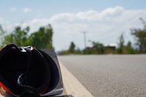 Zapeljal na nasprotni pas in trčil v motoristko, ta umrla