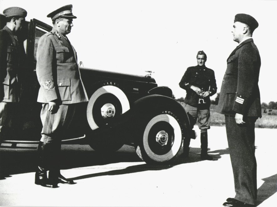 Poveljnik jugoslovanskega letalstva generalmajor Pirc predaja raport maršalu Titu ob njegovem obisku na letališču v Zemunu 20. oktobra 1945.