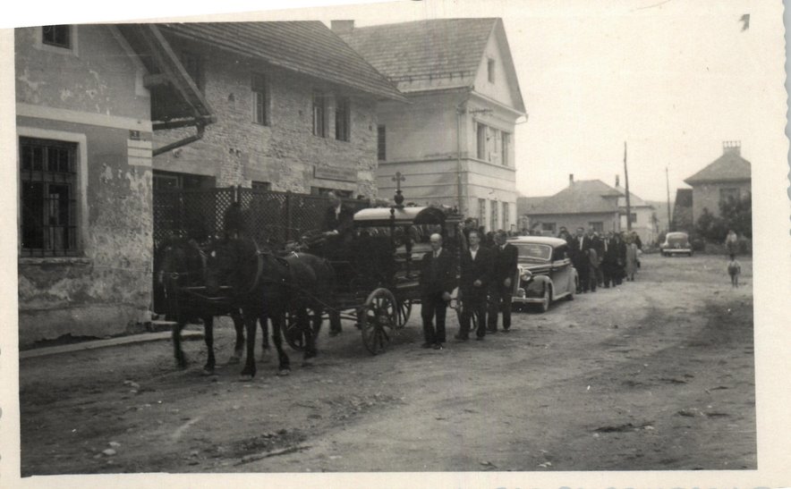 Junija 1954 je bil zaradi nenadne bolezni prepeljan v vojaško bolnišnico v Ljubljani, kjer je 22. junija 1954 umrl v starosti 55 let.