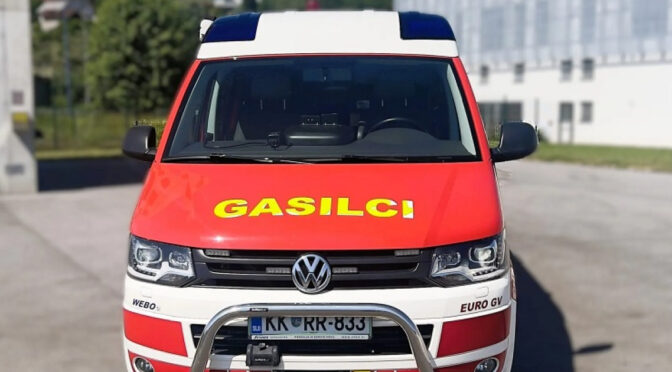 Gasilci rešili otroka iz zaklenjenega avta, obveščena tudi policija