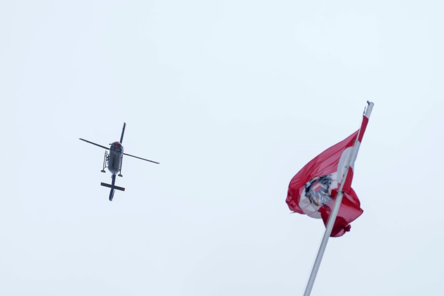S helikopterjem nad študente