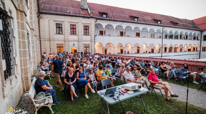 [Kino na grajskem dvorišču] ✨🎬