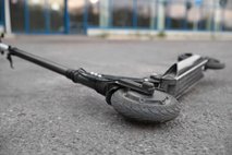 Otrok z električnim skirojem trčil v most: vozil je močno pijan