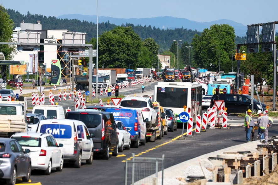 Promet dodatno upočasnjujejo dela na cestnem omrežju.