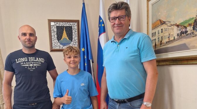 Mladi brežiški motokrosist Alex Novak obiskal župana