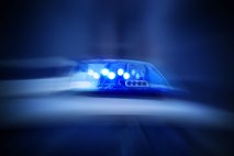 Mladoletnik vozil neregistriran avto, nato peš bežal pred policisti