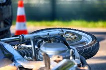 19-letnik izgubil nadzor nad motorjem, trčil v ograjo in umrl