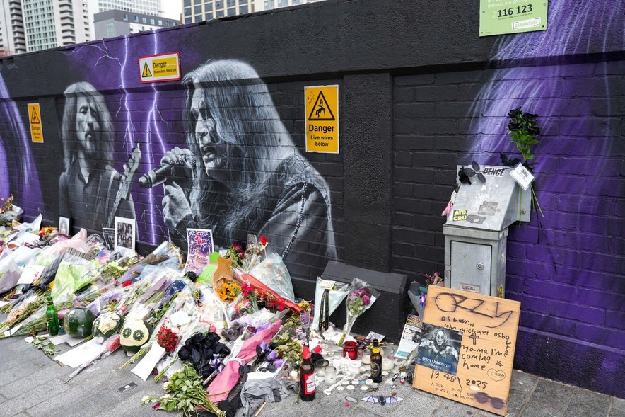 V Birminghamu so aretirali moškega, ki je kradel rože v spomin pokojnemu Ozzyju Osbournu.