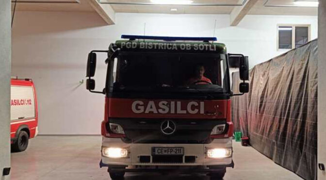 Požar izbruhnil pri hladilniku in se razširil na osebno vozilo