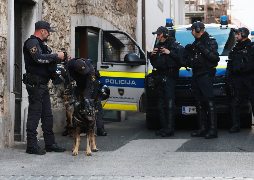 Policija s psi na shodu v Novem mestu