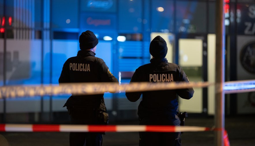 Ob prihodu na kraj so Policisti zaznali dve osebi, vidno pod vplivom alkohola.