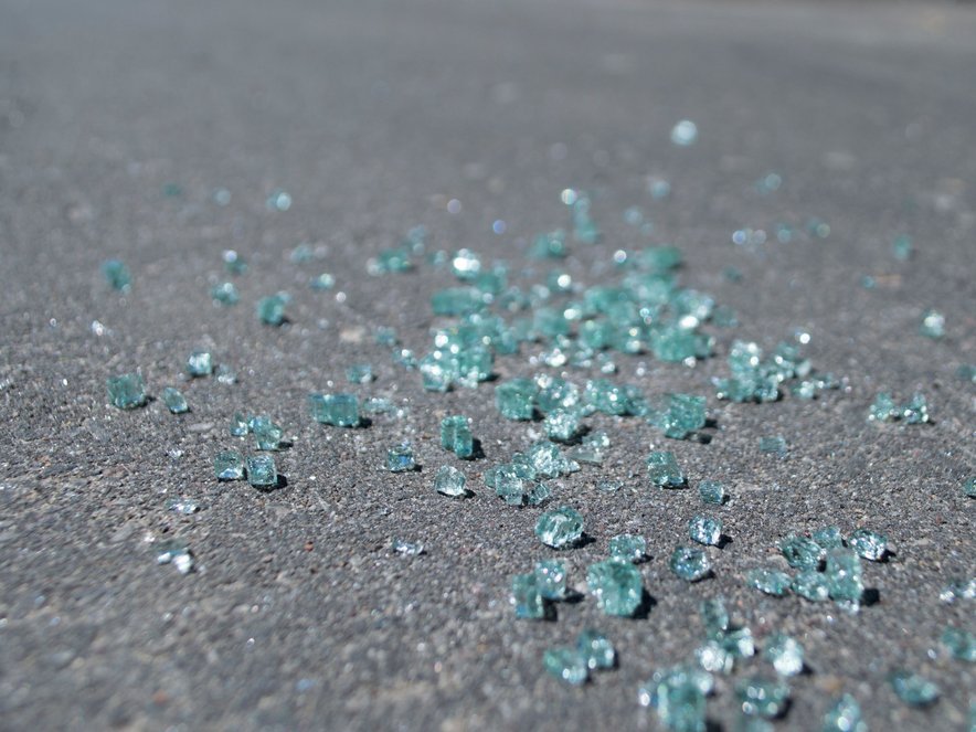 Razbito steklo na cesti