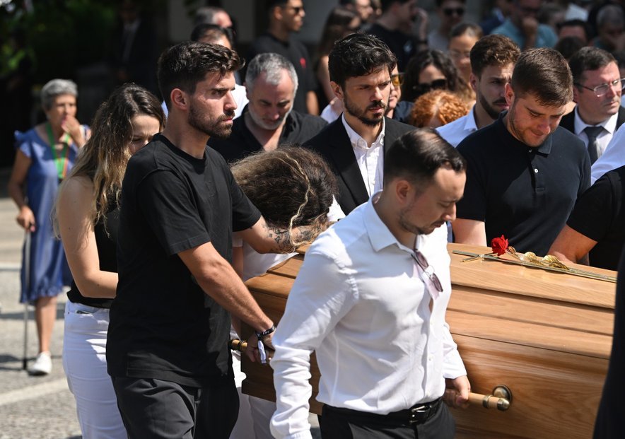 Ruben Neves, ki se je manj kot 12 ur pred pogrebom meril s Fluminensejem, je pomagal nositi krsto.