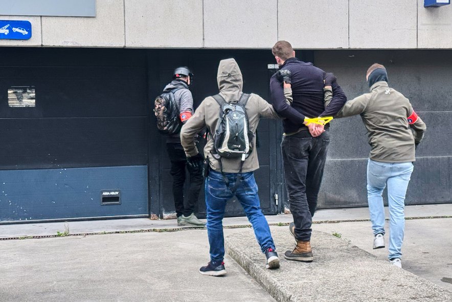 Policisti brez uniform, a z rdečim trakom okoli roke.