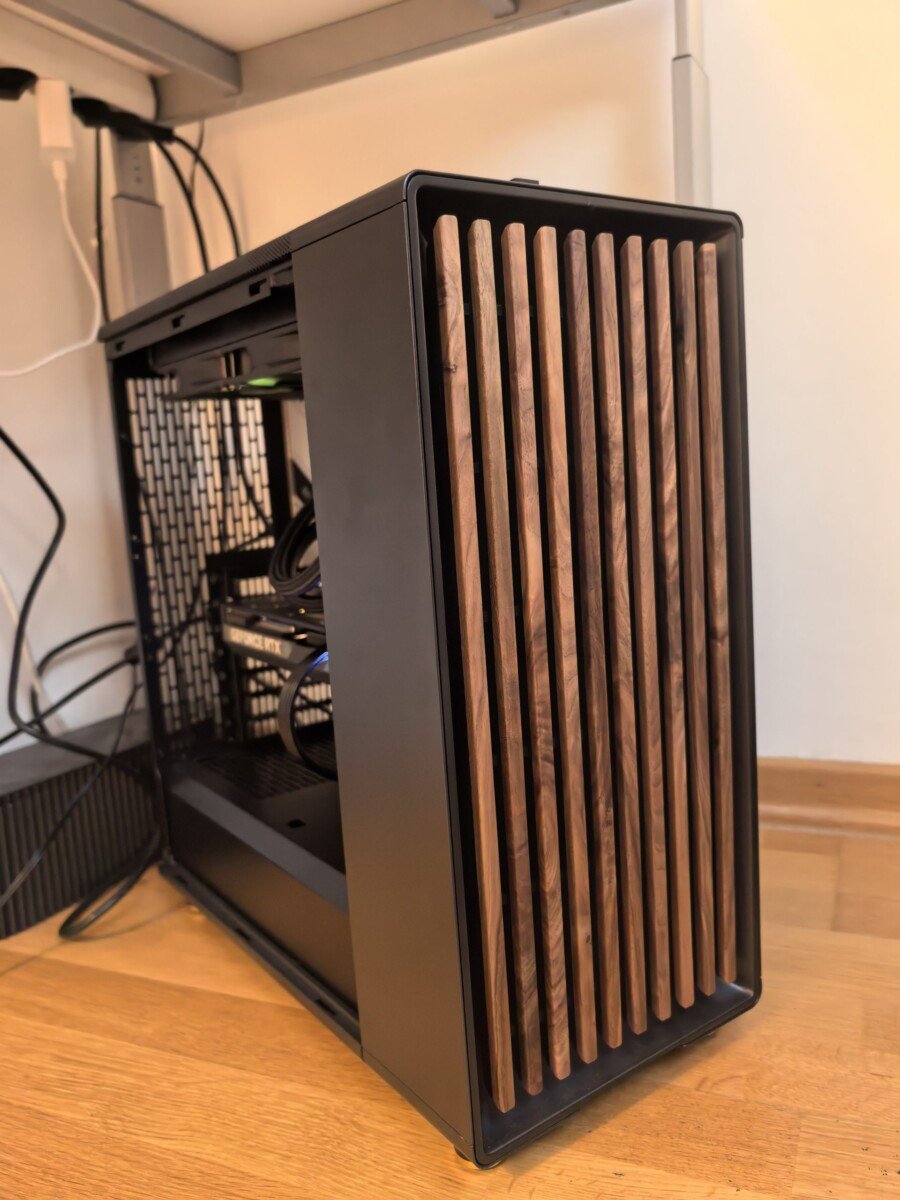 Čeprav v njem bijejo močne komponente, je njegova glavna prednost sistem TUXEDO OS