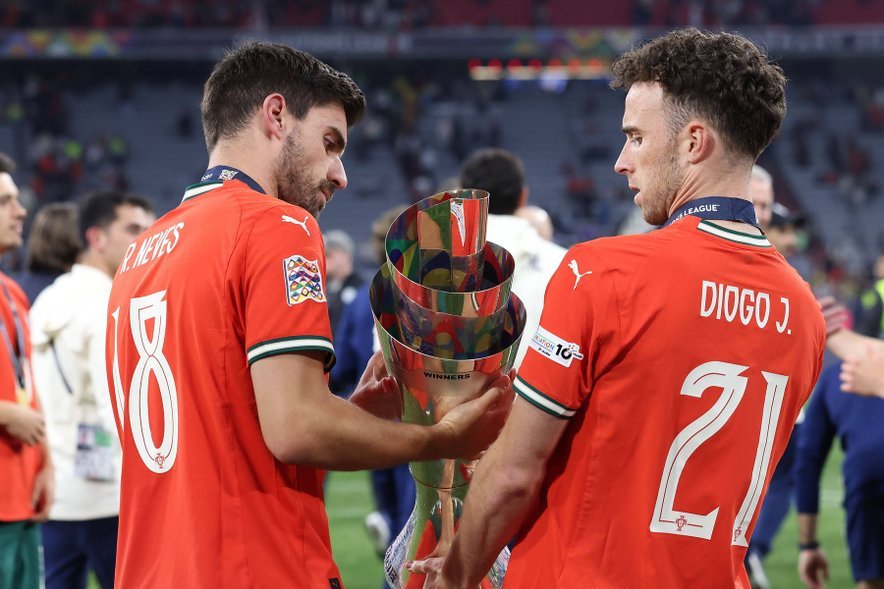 Ruben Neves in Diogo Jota po zmagi Portugalske v Ligi narodov.