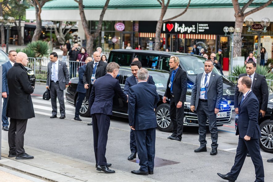Obalna cesta je pri hotelu Kempinski zaprta