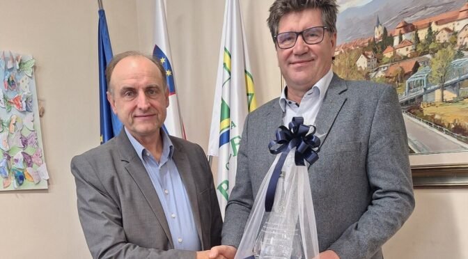 Zahvala župana direktorju zavoda za šport Ferdu Pinteriču ob upokojitvi