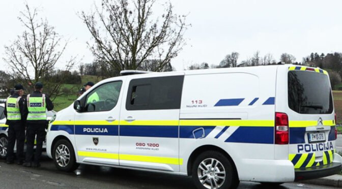 Na Zalokah ustavili Opel zafira, v vozilu prevažal sedem tujcev