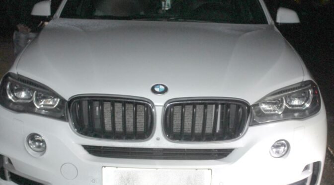 Ustavili so BMW, voznik na sprednjih in zadnjih sedežih ter v prtljažniku prevažal … (FOTO)