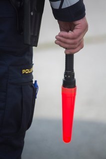 Bežala pred policisti, ustavljali so jo s stingerjem, trčila v njihov avto