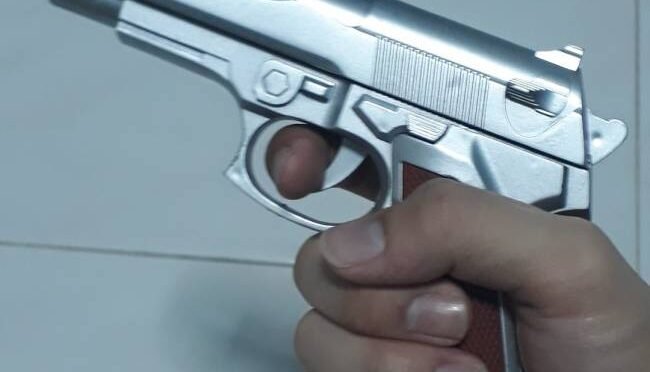 Mladoletnik v ZD Brežice razkazoval ‘navidezno’ pištolo in imel pri sebi več ukradenih izdelkov