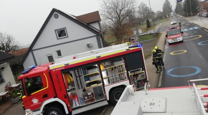 V poslovno-stanovanjskem objektu prišlo do kratkega stika na elektro omarici (FOTO)