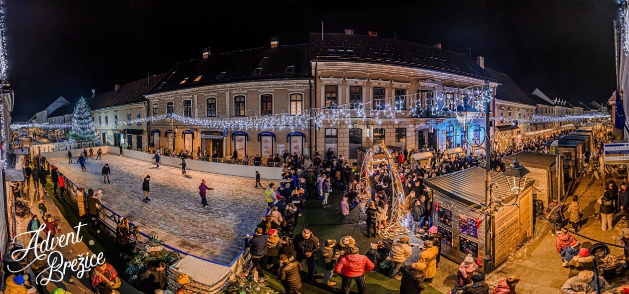 Advent BR 25 Otvoritev drsališča pano.jpg