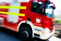 10.000 evrov škode zaradi vnetega zaboja z drvmi