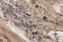 Tragedija v rudniku: plaz pokopal vsaj 200 ljudi