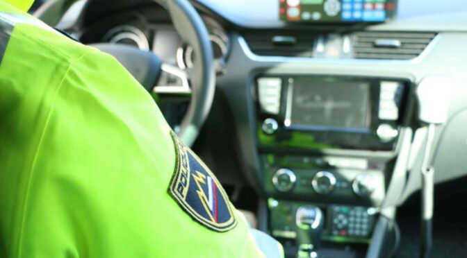 Tovornjakar vozil proti Krškem: policistov ni upošteval, odvzeli so mu prostost