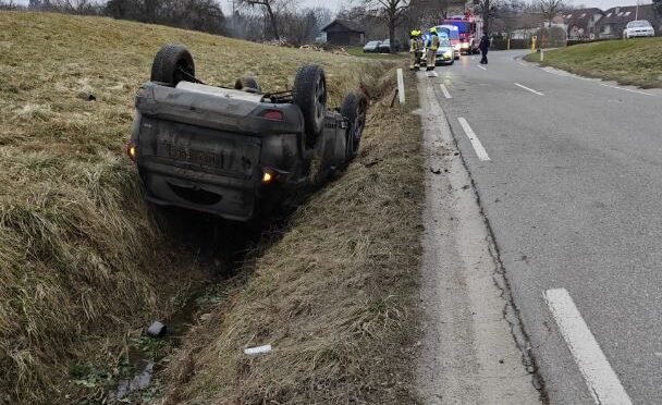 V Župelevcu osebno vozilo v jarku, udeleženec odkorakal brez praske (FOTO)