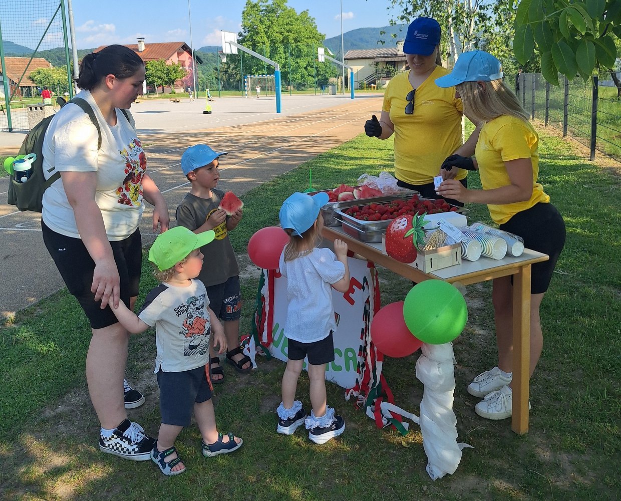Stojnica s sadjem za osvežitev.jpg