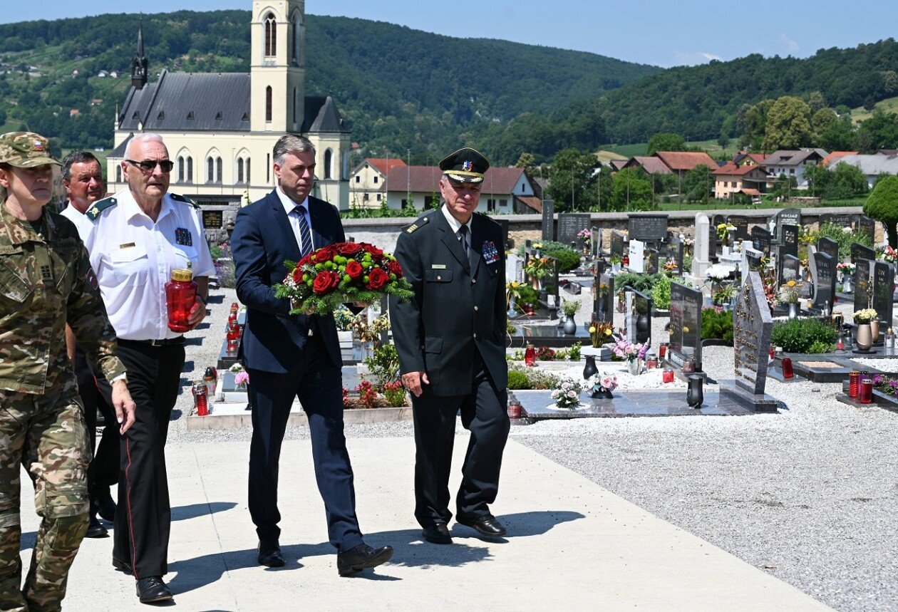 Na fotografiji je župan z vencem v Prečni Na fotografiji je župan z vencem v Prečni