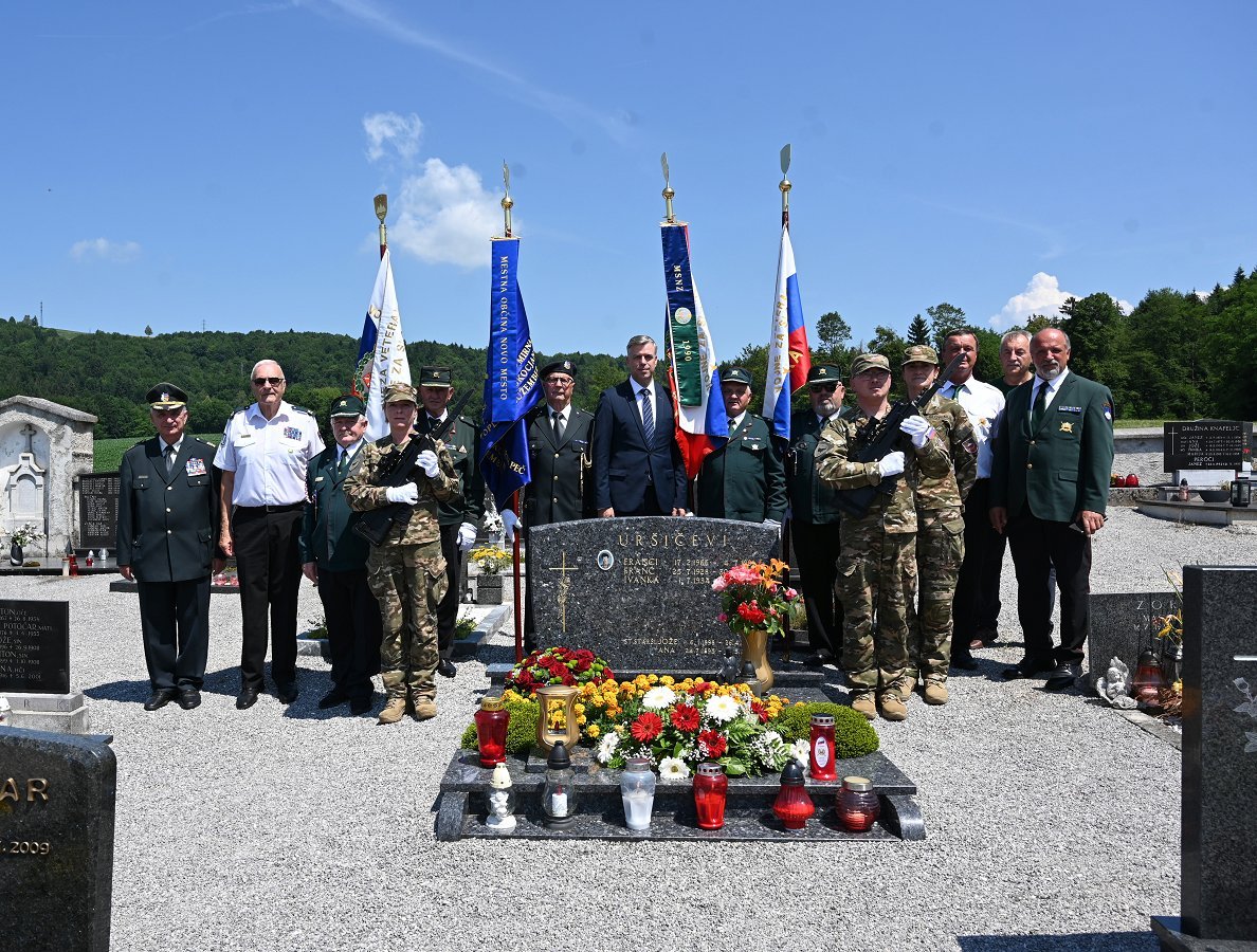 Na fotografiji so zbrani ob Uršičevem grobu v Prečni Na fotografiji so zbrani ob Uršičevem grobu v Prečni