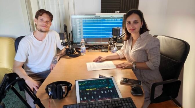 Glasbene novičke: Domen Brodarič z zasedbo Plejad predstavlja poletni indie pop singel »Zdej al nikoli«
