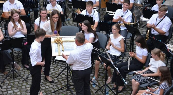 Junijski koncert na sevniškem gradu zaznamovalo slovo dolgoletnega dirigenta Francija Lipovška