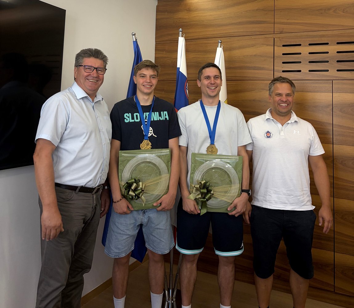Župan Ivan Molan, Jazon Krošelj, Domen Zevnik in Davor Vlaški.jpeg
