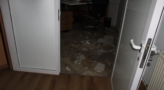 Zaradi počene cevi zalilo pošto na Vidmu; v Krškem našli gorsko kolo