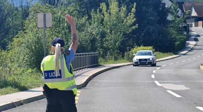 Policisti zasegli avto na Senovem, traktor v Boštanju in avto s priklopnikom na avtocesti
