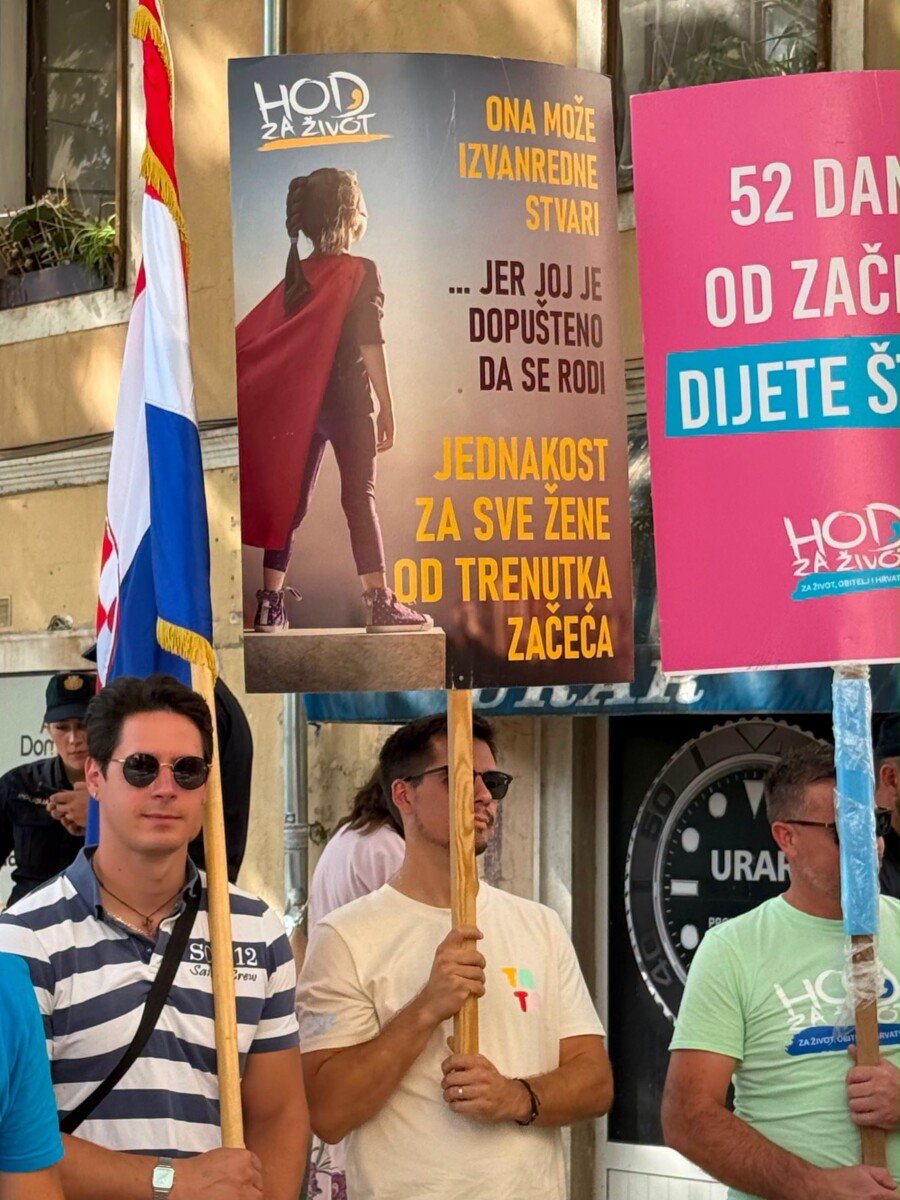 Morda je slika naslednjega: ena oseba ali več, množica in besedilo, ki pravi »HOD ZAŽIVOT ZA ONA OΖE IZVANREDNE STVARI 郵業期 JER JOJ JE DOPUSTENO DA SE RODI 52 52DA DAI OD ZAČ DIJETE Š JEDNAKOST ZA SVE ZENE OD TRENUTKA ZAČEĆA HOD AZIvO ZATIVOT,OBTELJINRAR IHRARE Don Si Uai 12 APSIU URAH ZAZIN AZIVOT«