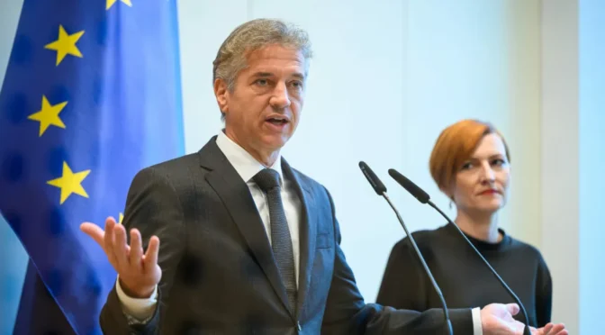Premier golob in kulturna ministrica vrecko