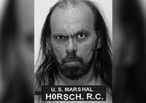 Je bil pokojni snemalec serijski morilec? V hiši našli sporne posnetke