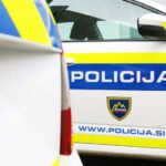 V hišni preiskavi našli orožje, policijske patrulje.