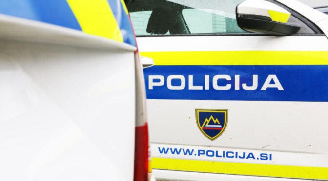 V hišni preiskavi našli orožje, policijske patrulje.