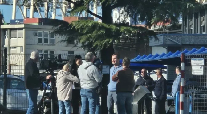 Pred Luko Koper na protestu sindikata več novinarjev kot protestnikov